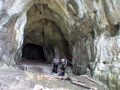 Sous le porche de la Balme à Roland