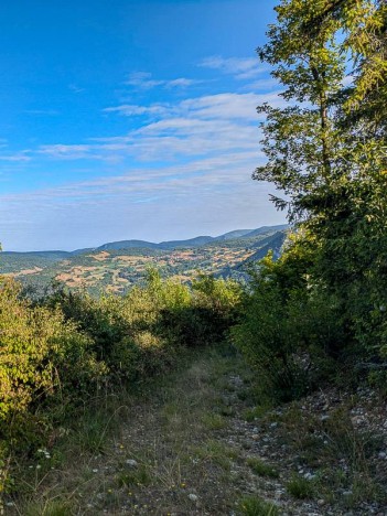 Le village de Lompnas au loin