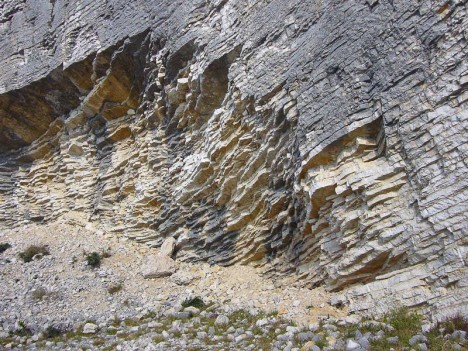 Fines strates de calcaire de Cerin