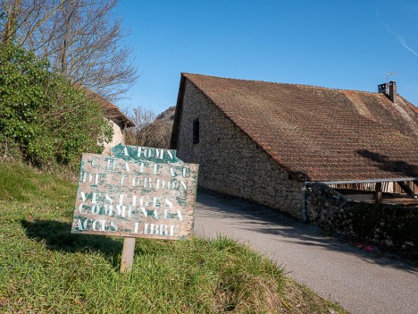 Indication de l'accès aux vestiges du Château de Cordon, fév. 2021