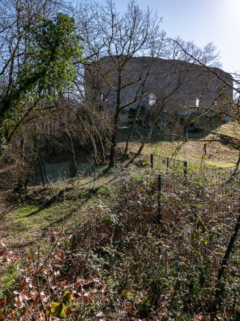 Le long mur des vestiges SE du Château de Cordon (propriété privée), fév. 2021