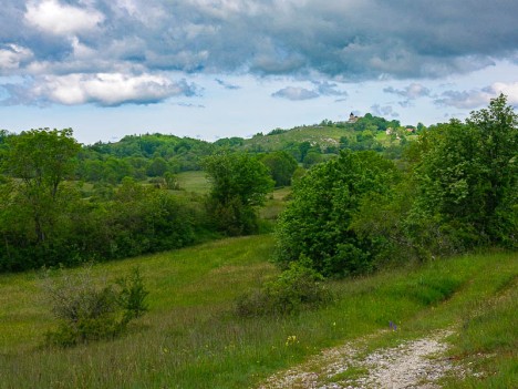 Au loin, la chapelle d'Innimond