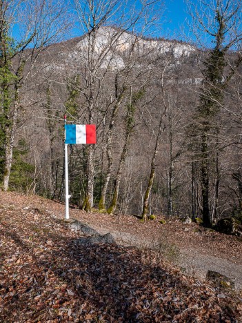 bugey-fatérieu-drapeau-stele-resistance.jpg, janv. 2020