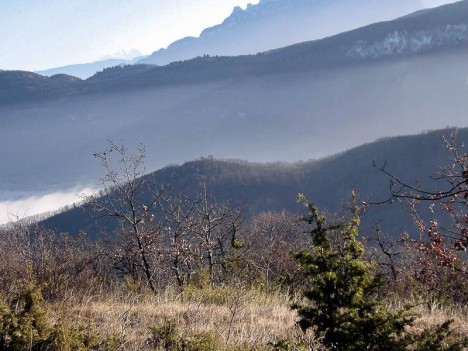Le château de Tavollet, le Bois de Glaize et la Dent du Chat depuis les pentes de la montagne d'Izieu