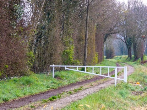 Barrière à l'entrée de l'ancienne ligne de chemin de fer