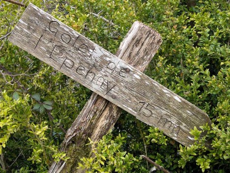 Un vieux poteau indique le Golet de l'Epenay