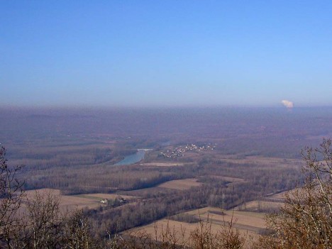 Au loin, Evieu et son pont sur le Rhône