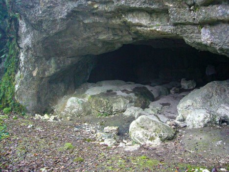 Une grotte en rive gauche du Gland