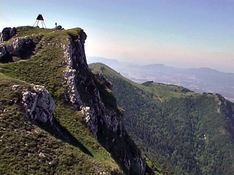 Signal et borne du sommet du Grand Colombier