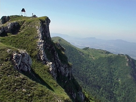 Signal pyramide du Grand Colombier, juin 2009