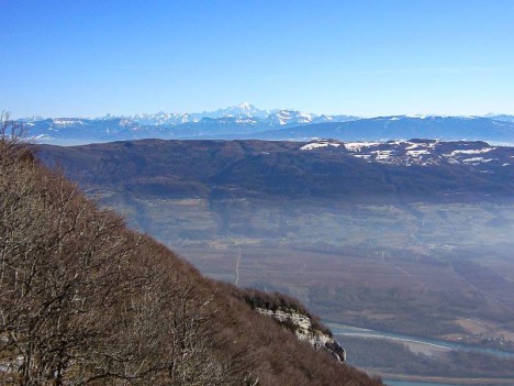 Le Massif du Mont Blanc au loin