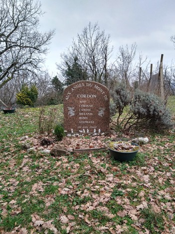 Stèle à la mémoire des Anges du Mont de Cordon, janv. 2023