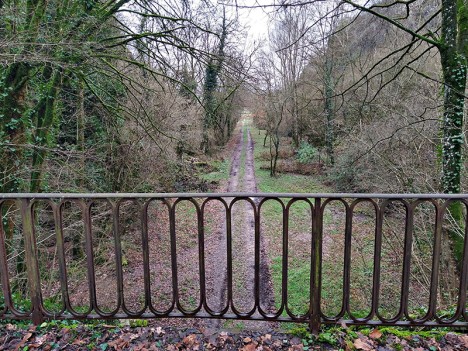 L'ancienne ligne de chemin de fer depuis le pont de la Combe, janv. 2023