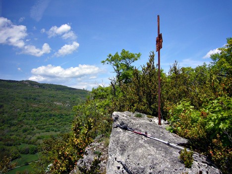 Signal géodésique de l'Épenay sur la crête du Mont Gela, mai 2008