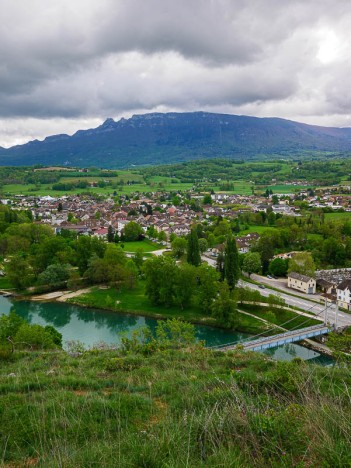 Yenne, le Pont sur le Rhône et la Dent du Chat