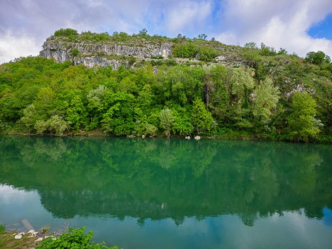 La Falaise de Saint-Didier, Montagne de Chemilieu, le Rhône au premier plan