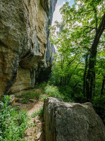 Le sentier au pied de la Falaise de Saint-Didier (vue arrière)