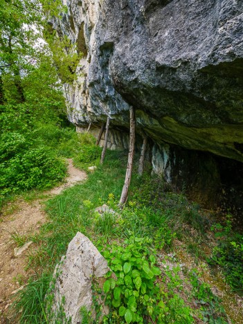 Au pied des voies d'escalade du site de Saint-Didier