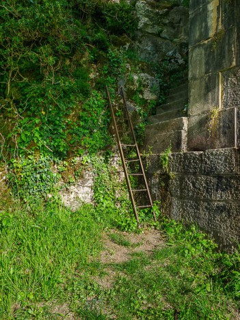 Escalier et échelle du Pont dur Le Rhône