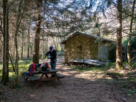 Cabane de l'ancien champ de tir de la Montagne de Parves, mar. 2021