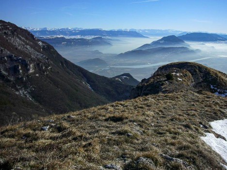 Sur l'arête de la pierre de Chanduraz, le Lac du Bourget sous la brume