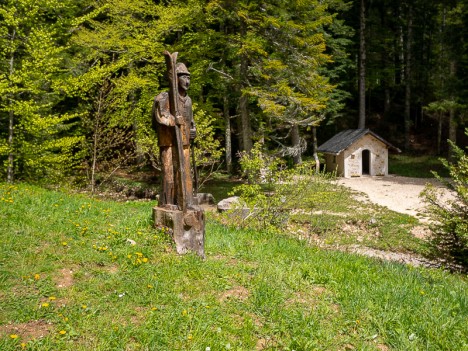 Le skieur, sculpture sur bois de la chapelle ND. de Mazières, mai 2021