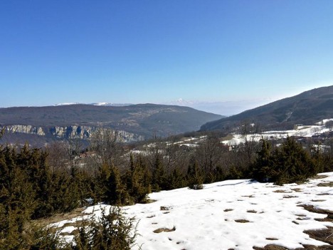 Le Grand Colombier enneigé au loin