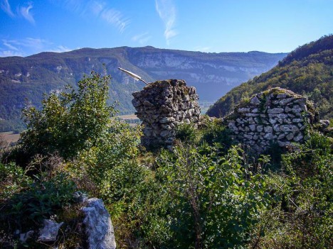 Vestiges du donjon du château de Tavollet
