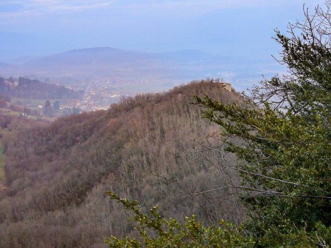 La plateforme des ruines du château de Tavollet, Peyrieu