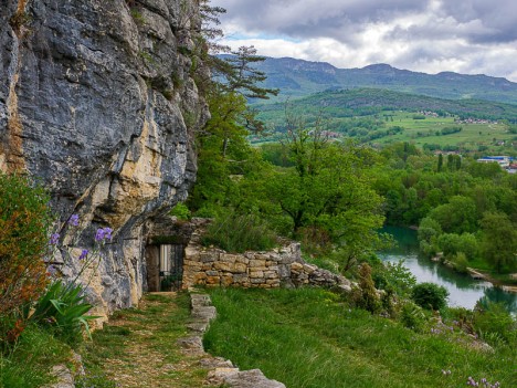 La sortie des dépendances domine le Rhône face au Mont du Chat