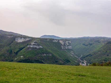 Château Narteau devant le plateau d'Hostiaz