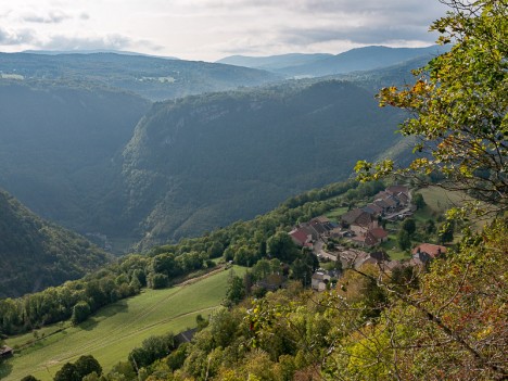 Lacoux domine la vallée de l'Albarine, sept. 2020