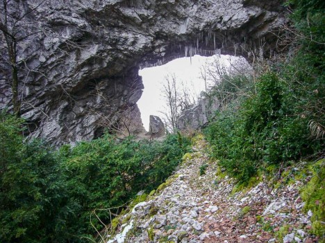 La Roche Percée, Béon