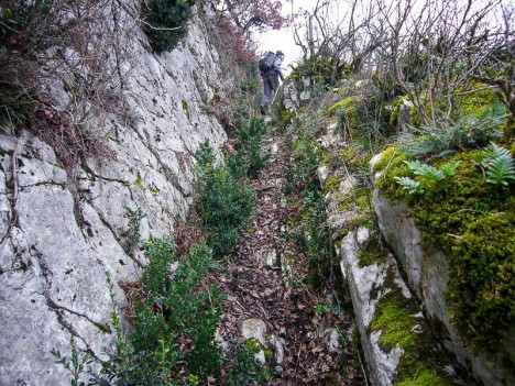 Passage dans la falaise de Saint- Benoît