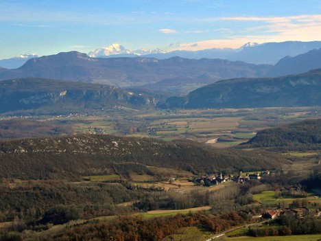 Saint-Bois, le village et le Mont Blanc à l'horizon