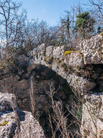 Ancienne voûte sur l'ancien canyon du Séran (Pont ?)