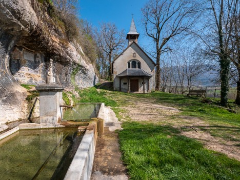 Fontaine et Chapelle de la Doue