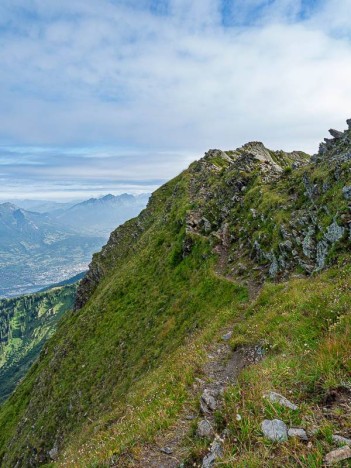 Passage exposé du sentier du Grand Arc