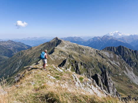 Joëlle au sommet de la Pointe de Combe Bronsin