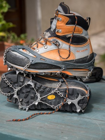 Crampons forestiers montés sur une paire de Scarpa