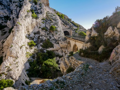 Viaduc et chemin de la Calanque de l'Érevine