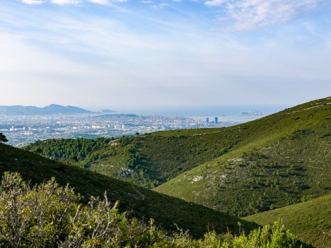 Marseille et les Calanques, au loin