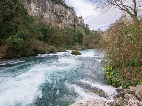 La Sorgue avant d'entrer dans le village