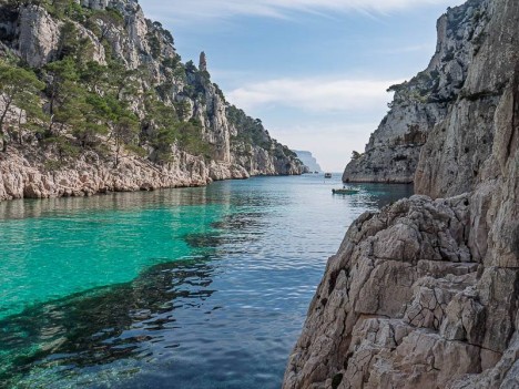 En rive droite de la Calanque d'En Vau