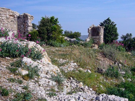 Les ruines du refuge Félix Roche et son puits