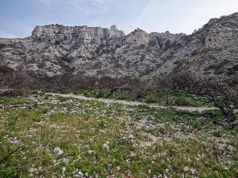 L'itinéraire suit le pied des falaises
