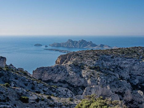 La Roche Percée de la Mounine et l'Île de Riou