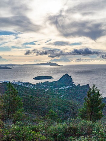 L'Île Verte en avant des Trois Secs, le Bec de l'Aigle