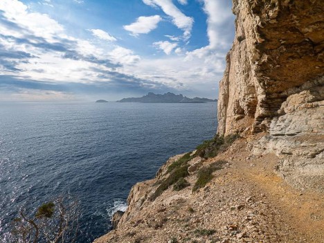 Sentier terreux de la Corniche du Pêcheur
