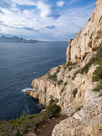 Vire rocheuse exposée de la Corniche du Pêcheur